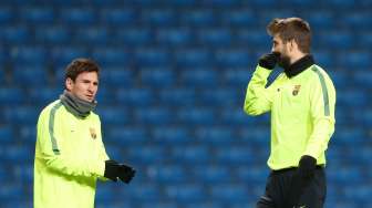 Dua pemain Barcelona Lionel Messi dan Gerard Pique menjalani sesi latihan di Etihad Stadium, Manchester (23/2). Reuters/Carl Recine Livepic