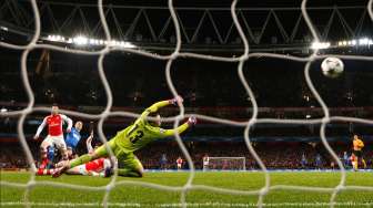 Pemain AS Monaco, Dimitar Berbatov, saat mencetak gol kedua timnya ke gawang Arsenal, dalam pertandingan di Stadion Emirates, London, Rabu (25/2/2015). [Reuters/AI/John Sibley]