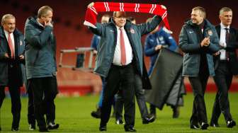 Pangeran Albert dari Monaco (tengah) termasuk salah satu yang turut merayakan kemenangan AS Monaco atas Arsenal, di lapangan seusai laga di Stadion Emirates, London, Rabu (25/2/2015). [Reuters/AI/John Sibley]