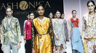 Para model memeragakan busana karya Audrey Chaerunnisa, Siddart Shasankan (India), dan Steven Tach asal Jepang di Indonesia Fashion Week 2015, Kamis (26/2). (suara.com/Kurniawan Mas'ud)