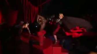 VIDEO: Siaran Langsung, Madonna Jatuh dari Panggung