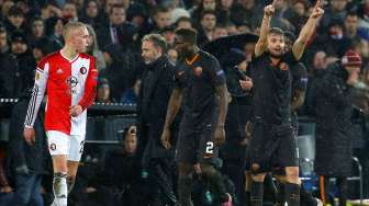 Diwarnai Kerusuhan, Roma Singkirkan Tuan Rumah Feyenoord