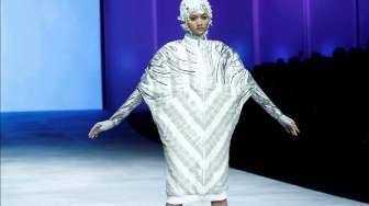 Para model tampil mengenakan rancangan busana berkonsep 'Thalassa' karya Ivan Gunawan, dalam ajang Indonesia Fashion Week (IFW) 2015 di JCC, Senayan, Jakarta, Kamis (26/2/2015). [Suara.com/Kurniawan Mas'ud]