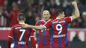 Pemain Bayern Munich Robert Lewandowski merayaka golnya dengan celebrates Franck Ribery (kiri) dan Arjen Robben (tengah). REUTERS/Michaela Rehle