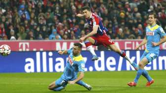 Pemain Bayern Munich Robert Lewandowski mencetak gol ke gawang FC Cologne. REUTERS/Michaela Rehle