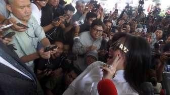 Usai Diperiksa, Syahrini "Selfie" Bareng Wartawan