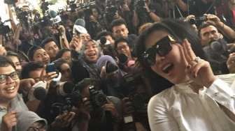 Ini Foto Selfie Syahrini dengan Wartawan di Bareskrim