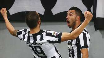 Pemain AS Roma Seydou Keita menjebol gawang Juventus lewat sundulannya di Olimpico, REUTERS/Giampiero Sposito
