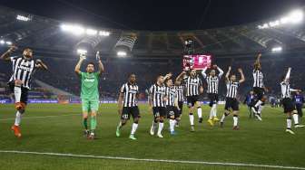 Para pemain Juventus tetap bergembira usai pertandingan karena bisa mencuri satu poin di kandang AS Roma. REUTERS/Tony Gentile