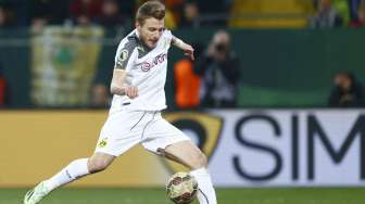 Striker Borussia Dortmund Ciro Immobile mencetak gol ke gawang Dynamo Dresden. REUTERS/Hannibal Hanschke