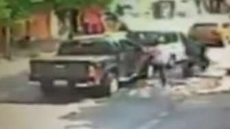 Video: Mau Merampok, Begal Malah 'Babak Belur' Ditabrak Korbannya