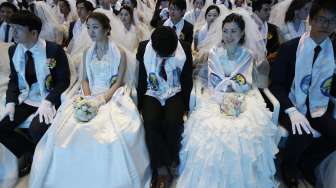 38.000 pasang jemaat Gereja Unifikasi mengikuti acara nikah massal yang digelar di Gapyeong, Korea Selatan, Selasa (3/3). (Reuters/Kim Hong-ji)