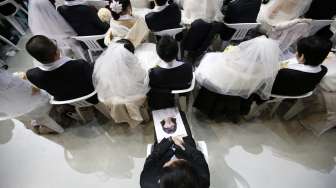 38.000 pasang jemaat Gereja Unifikasi mengikuti acara nikah massal yang digelar di Gapyeong, Korea Selatan, Selasa (3/3). (Reuters/Kim Hong-ji)