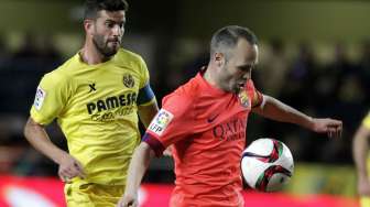 Pemain Barcelona Andres Iniesta (kanan) mengontrol bola Villarreal Mateo Musacchio. REUTERS/Heino Kalis