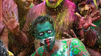 Sekelompok orang dengan tubuh penuh warna dan corak, berpose di tengah perayaan Holi, di Mumbai, India, Jumat (6/3/2015). [Reuters/Danish Siddiqui]