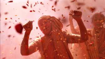 Sekelompok janda menari bersama, sebagai bagian dari perayaan Holi yang digelar sebuah LSM di asrama mereka di Vrindavan, Uttar Pradesh, India, Jumat (6/3/2015). [Reuters/Ahmad Masood]