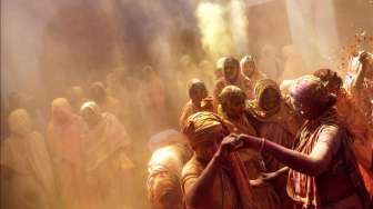 Sekelompok janda menari bersama, sebagai bagian dari perayaan Holi yang digelar sebuah LSM di asrama mereka di Vrindavan, Uttar Pradesh, India, Jumat (6/3/2015). [Reuters/Ahmad Masood]