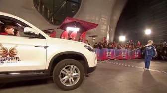 Nenek 81 Tahun Tarik Mobil dengan Giginya