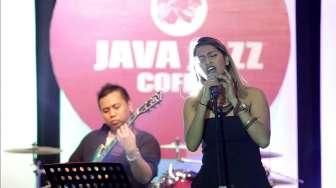 Penyanyi Laya Putri yang adalah juga anak dari mendiang Broery Pesulima, saat tampil di pentas Java Jazz Festival 2015 di JIExpo, Jakarta, Sabtu (7/3/2015) dini hari.  [Suara.com/Kurniawan Mas'ud]