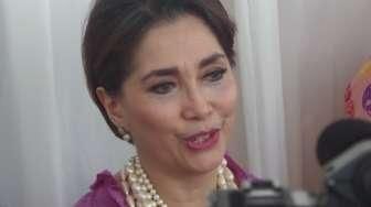Acara Pranikah, Widyawati Ikut Siram Revalina