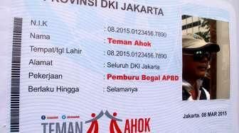 Kelompok masyarakat atas nama 'Teman Ahok' menggelar aksi pengumpulan dukungan dari warga Jakarta, di kawasan Bunderan HI, Minggu (8/3/2015). [Suara.com/Oke Atmaja]