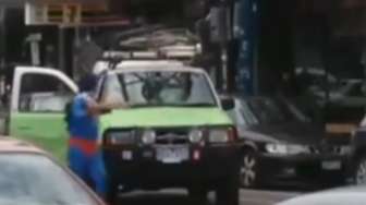 VIDEO: Lelaki Gendut Berkostum Superman Ngamuk di Melbourne