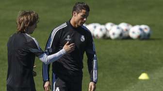 Pemain Madrid Cristiano Ronaldo berbincang dengan Luka Modric (kiri) dalam sesi latihan jelang leg kedua babak 16 besar Liga Champions (10/3) [Reuters/Sergio Perez]