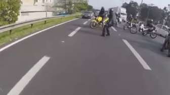 VIDEO: Selamatkan Anjing, Geng Motor Blokade Jalan Tol