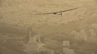 Solar Impulse 2, pesawat bertenaga surya pertama melakukan perjalanan keliling dunia. (Reuters/Amit Dave)