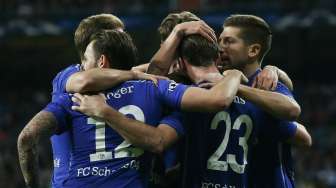 Pemain Schalke 04's Christian Fuchs (23) merayakan golnya ke gawang Real Madrid. REUTERS/Juan Medina.