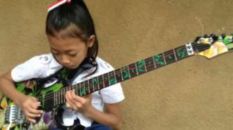 VIDEO: 2 Bocah Cilik Adu "Skill" dengan Gitaris Top Indonesia