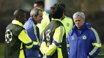 Manajer Chelsea Jose Mourinho dalam saat memimpin sesi latihan di London (11/3) [Reuters/John Sibley]