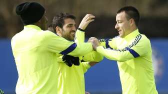 (kiri-kanan) Didier Drogba, Cesc Fabregas dan John Terry  dalam sesi latihan di London (11/3) [Reuters/John Sibley]