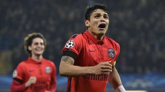 Pemain Paris St Germain Thiago Silva mencetak gol menentukan ke gawang Chelsea di saat perpanjangan waktu di Stamford Bridge.  Reuters / Toby Melville Livepic