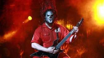 Kepala Gitaris Slipknot Ditusuk oleh Saudara Kandungnya