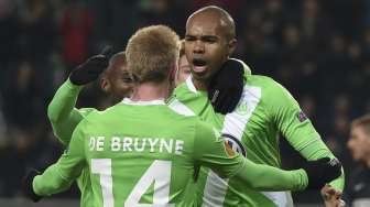 Pemain VfL Wolfsburg's Naldo (kanan) merayakan golnya ke gawang Inter Milan bersama Kevin de Bruyne. REUTERS/Fabian Bimmer.