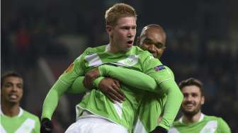 Pemain VfL Wolfsburg Naldo (kedua kanan) mengangkat Kevin de Bruyne setelah mencetak gol kedua ke gawang Inter Milan.REUTERS/Fabian Bimmer