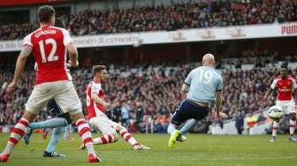 Pemain Arsenal Aaron Ramsey mencetak gol kedua bagi Arsenal ke gawang West Ham United (14/3). Reuters/John Sibley Livepic