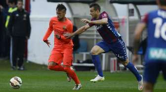 Pemain Barcelona Neymar (kiri) mengejar bola dan coba dihalangi pemain Eibar Borja Ekiza (15/3). REUTERS/Vincent West