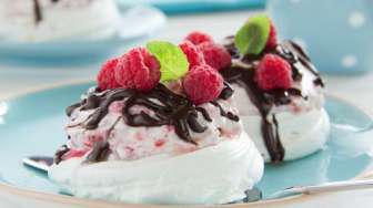 Meringue Isi Yogurt Stroberi yang Yummy