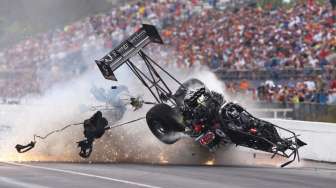 Juara dunia tiga kali ajang drag race Top Fuel, Larry Dixon, lolos dari maut setelah terlibat insiden kecelakaan di Amalie Motor Oil NHRA Gatornationals di Florida, Amerika Serikat, Sabtu (14/3). [Reuters/Mark J. Rebilas]