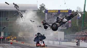 Juara dunia tiga kali ajang drag race Top Fuel, Larry Dixon, lolos dari maut setelah terlibat insiden kecelakaan di Amalie Motor Oil NHRA Gatornationals di Florida, Amerika Serikat, Sabtu (14/3). [Reuters/Mark J. Rebilas]