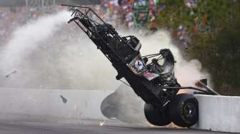 Juara dunia tiga kali ajang drag race Top Fuel, Larry Dixon, lolos dari maut setelah terlibat insiden kecelakaan di Amalie Motor Oil NHRA Gatornationals di Florida, Amerika Serikat, Sabtu (14/3). [Reuters/Mark J. Rebilas]