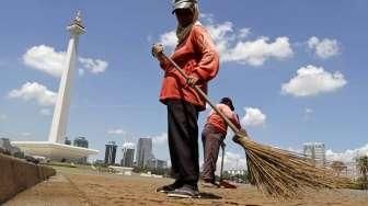 Tukang Sapu Monas Belum Terima Gaji