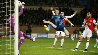 Laurent Koscielny nyaris menjebol gawang Monaco (18/3) [Reuters/John Sibley]