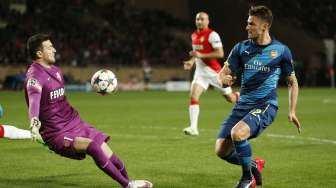 Olivier Giroud (kanan) mencetak gol ke gawang Monaco (18/3) [Reuters/John Sibley]