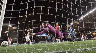 Aaron Ramsey menjebol gawang Danijel Subasic (18/3) [Reuters/Eric Gaillard]