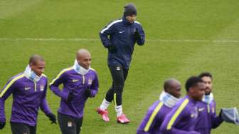 Striker Manchester City Sergio Aguero ikut menjalani latihan bersama rekan setimnya (17/3).  Reuters / Jason Cairnduff Livepic