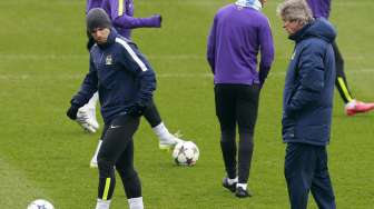 Striker Manchester City Sergio Aguero bersama manajer Manuel Pellegrini saat sesi latihan.(17/3) Reuters / Jason Cairnduff Livepic