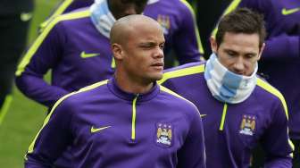 Kapten Manchester City Vincent Kompany memimpin rekan rekannya menjalani sesi latihan sebelum menghadapi Barcelona (17/3). Reuters/Jason Cairnduff Livepic